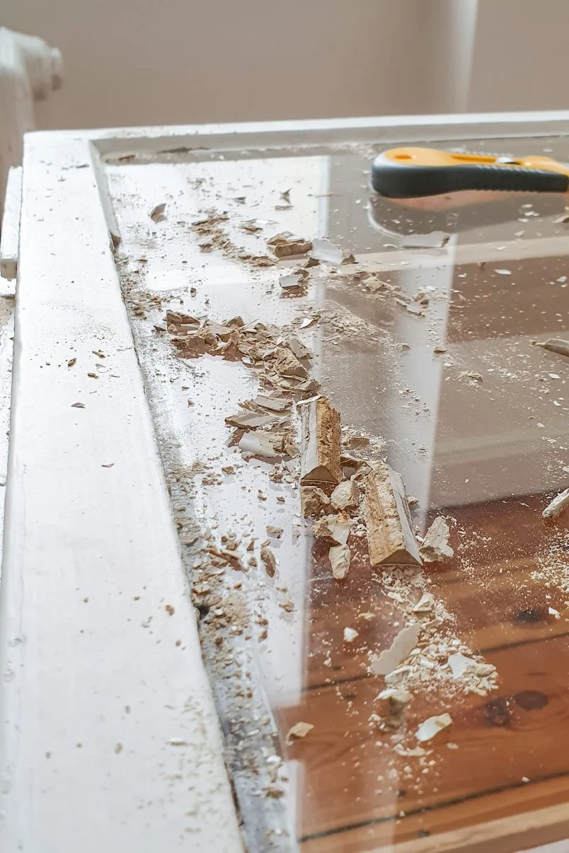Removing-Putty-from-old-window-804×1206 Removing-Putty-from-old-window-804x1206