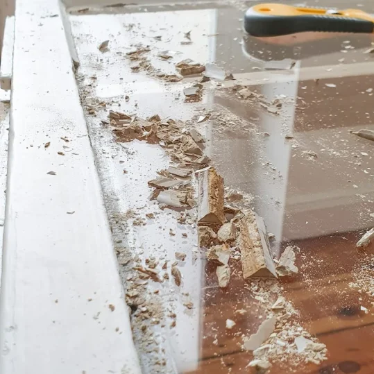 odstranění starého tmelu z okenního rámu při renovaci oken